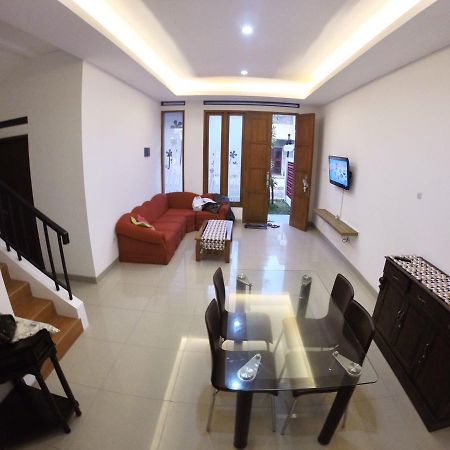 Padma Laguna Guesthouse Baturetno Extérieur photo